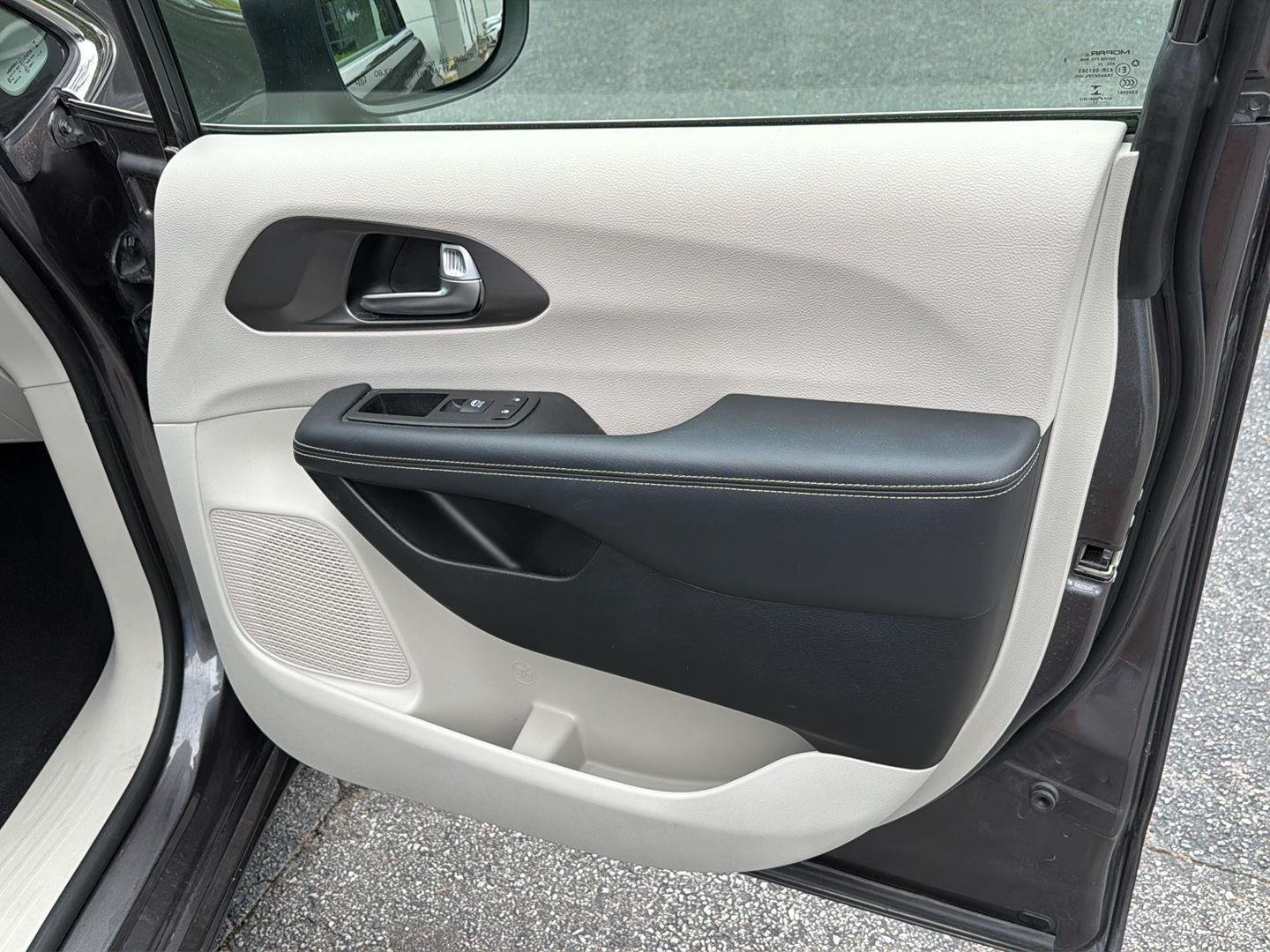 Used 2023 Granite Crystal Metallic Clearcoat Chrysler Touring L image 15