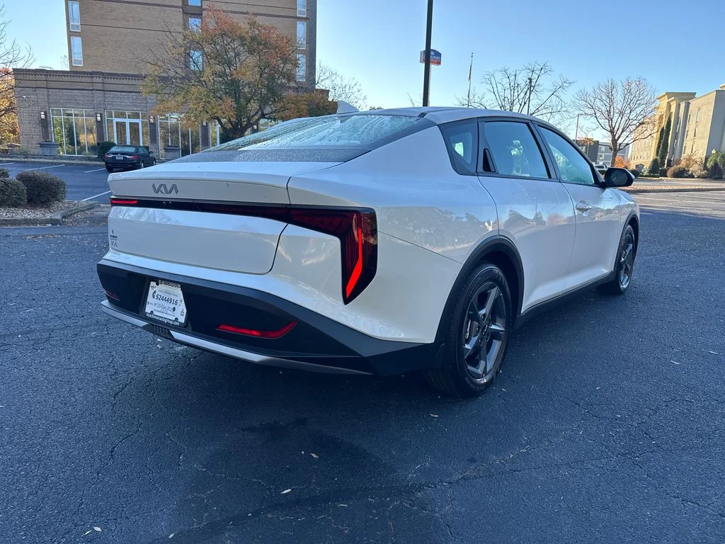 New 2025 White Kia LXS image 3