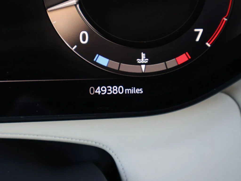 Used 2023  Land Rover SE image 31