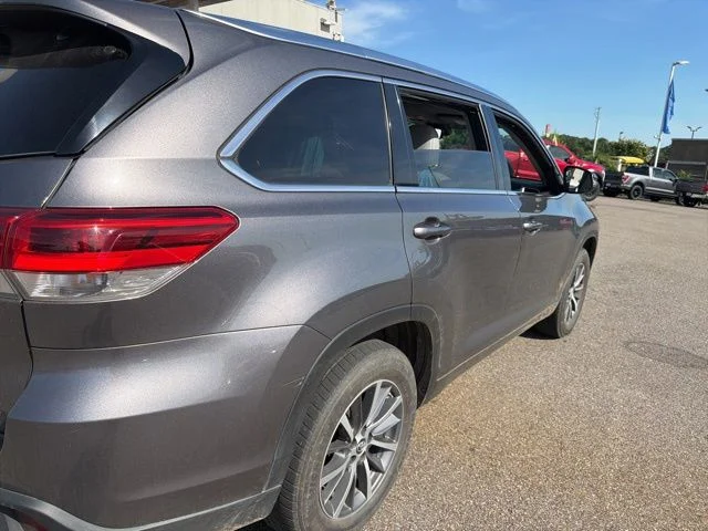 Used 2018 White Toyota XLE image 3