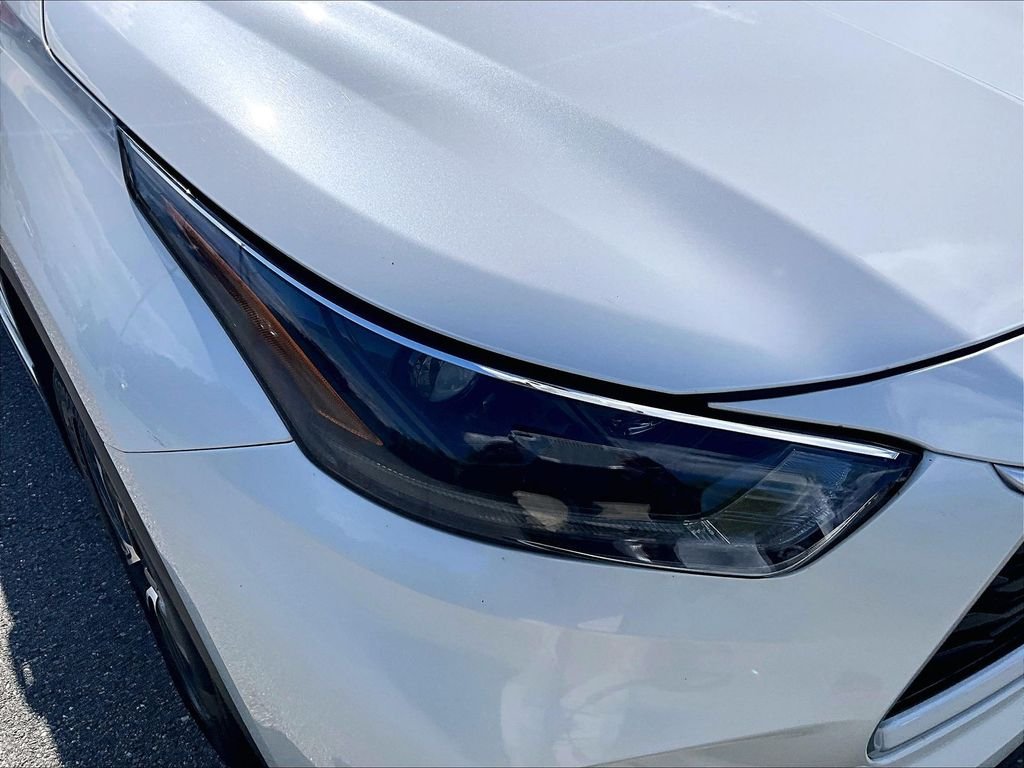 Used 2021 White Toyota XLE image 34