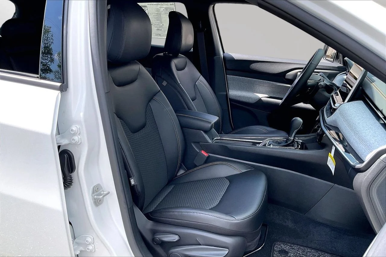 New 2026 Bright White Clearcoat Jeep Latitude image 20