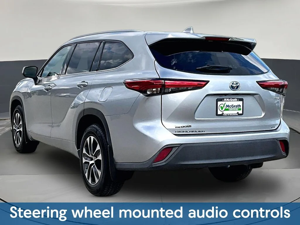 Used 2022 Silver Toyota XLE image 5