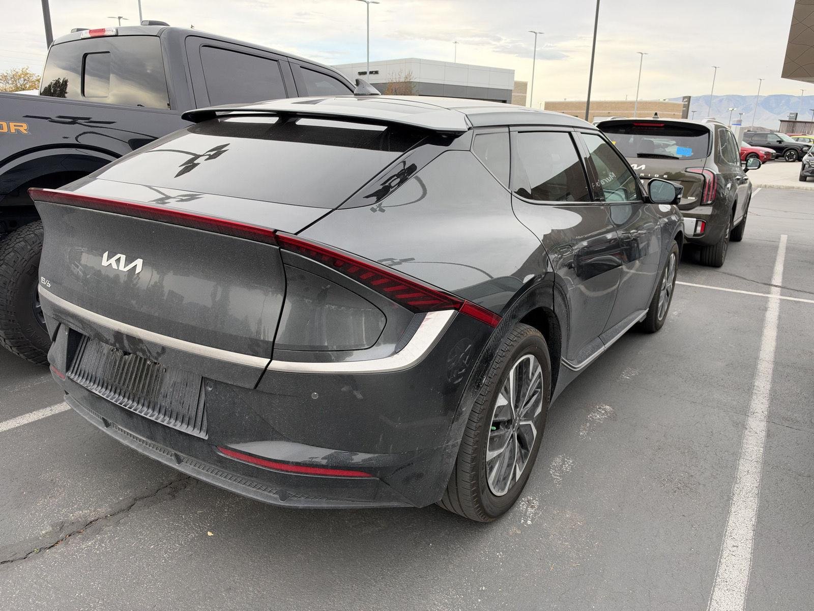 Used 2024 Interstellar Gray kia Wind image 4