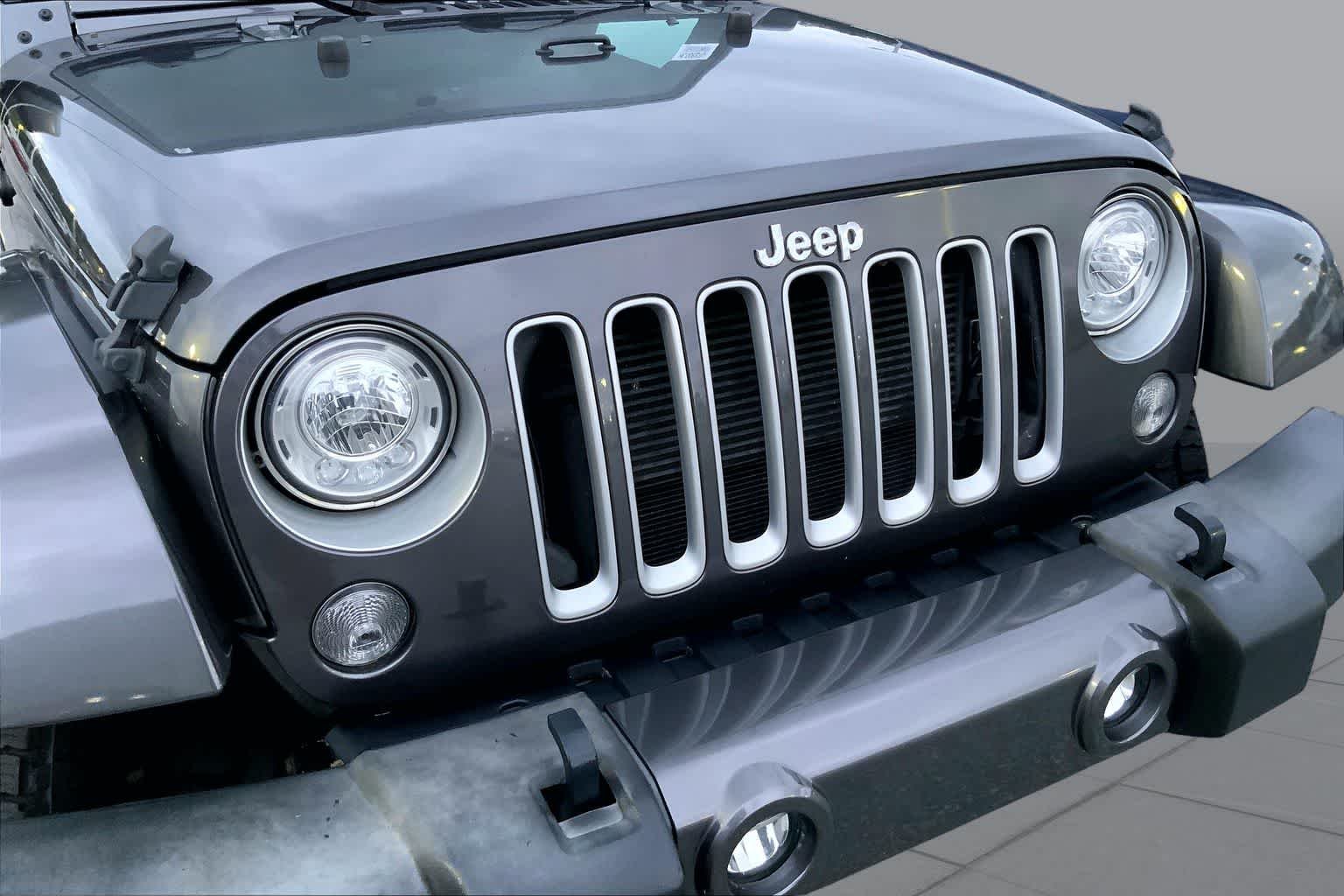 Used 2017 Granite Crystal Met. Clear Coat Jeep Sahara image 29