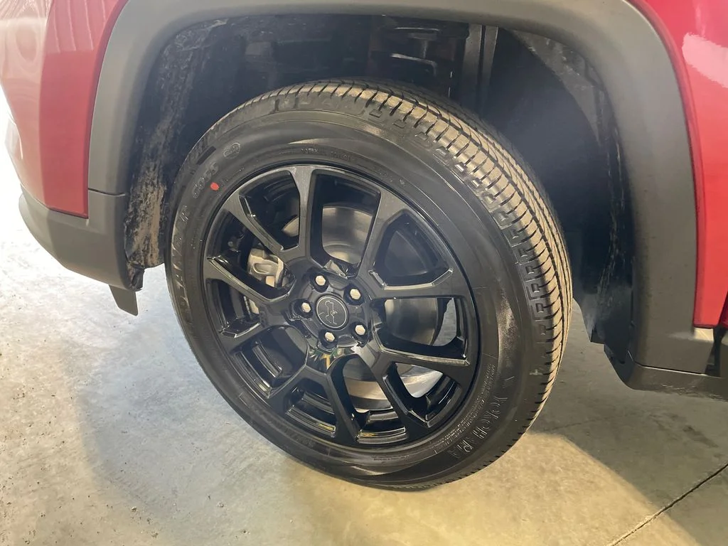 New 2026 Red Hot Pearlcoat Jeep Latitude Altitude image 29