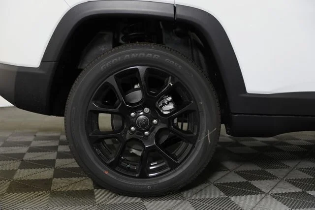 New 2026 Bright White Clear-Coat Exterior Paint Jeep Latitude image 30