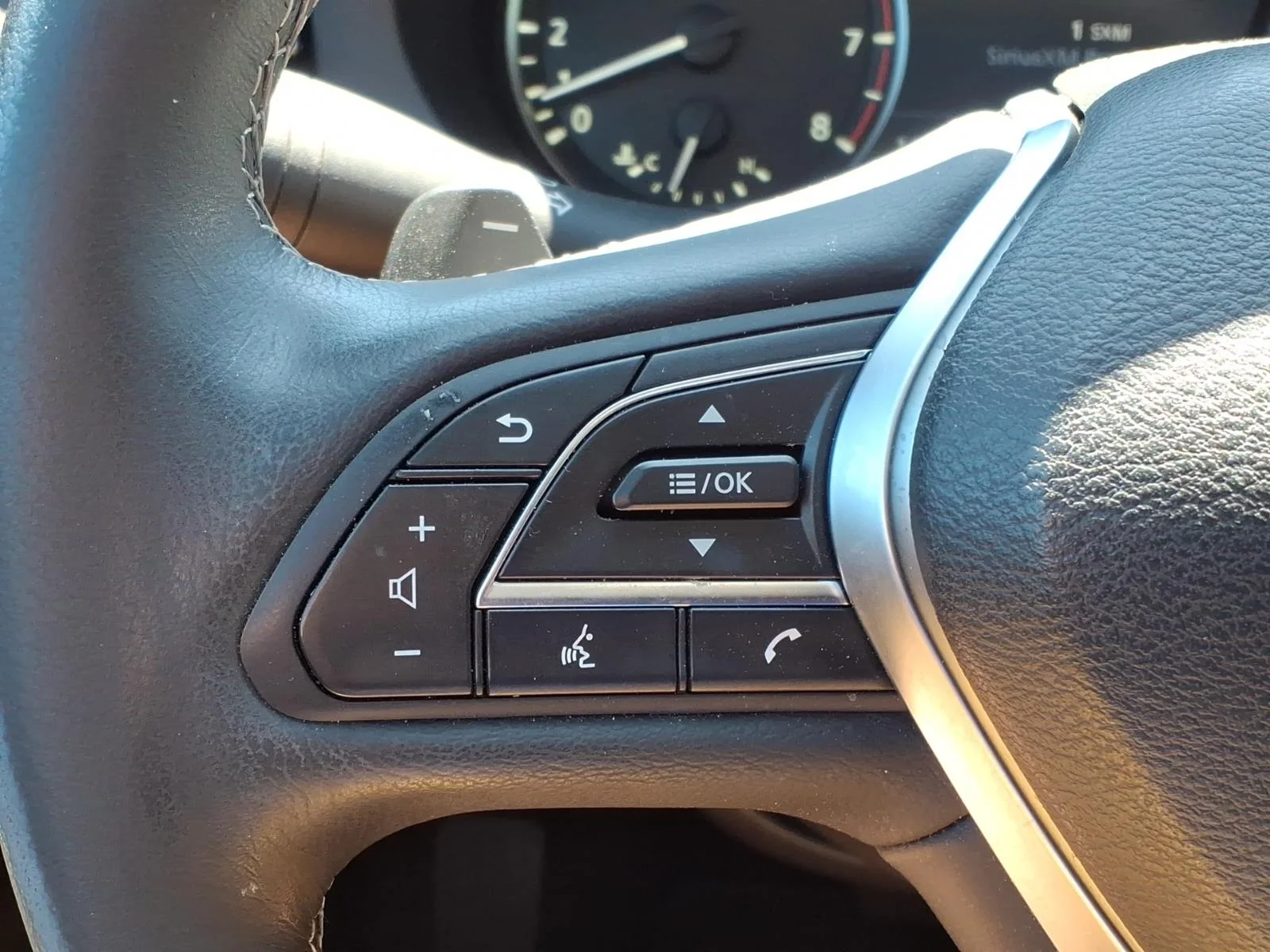 Certified Used 2022 Black INFINITI LUXE image 13