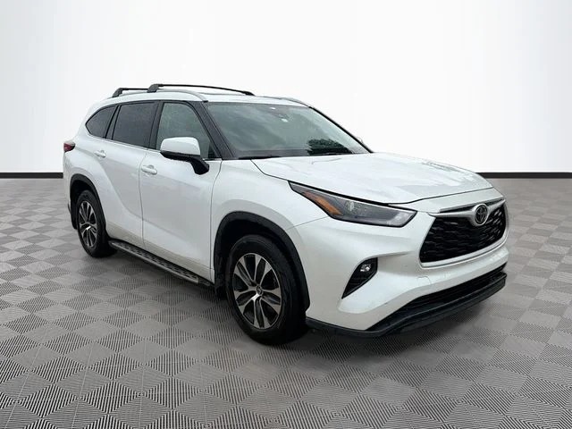 Used 2023 Beige Toyota XLE image 1