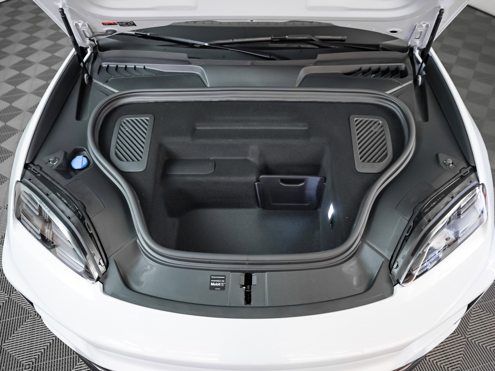 2025 Porsche Macan Turbo Electric - Photo 12