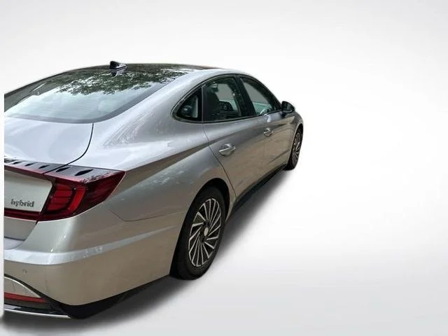Used 2021 Silver Hyundai Limited image 2