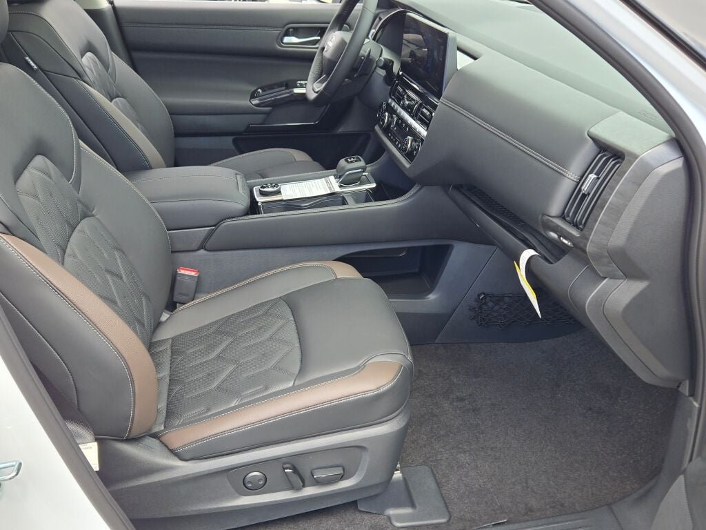 New 2026 Everest White Pearl TriCoat / Super Black Two-tone Nissan Platinum image 4