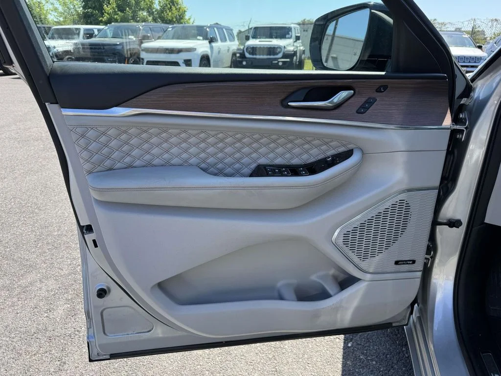 Used 2022 Silver Jeep Summit image 25