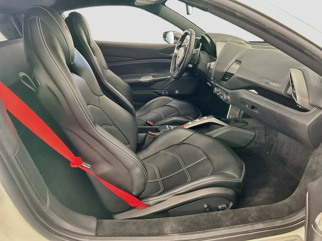 Used 2018 Bianco Avus Ferrari  image 19