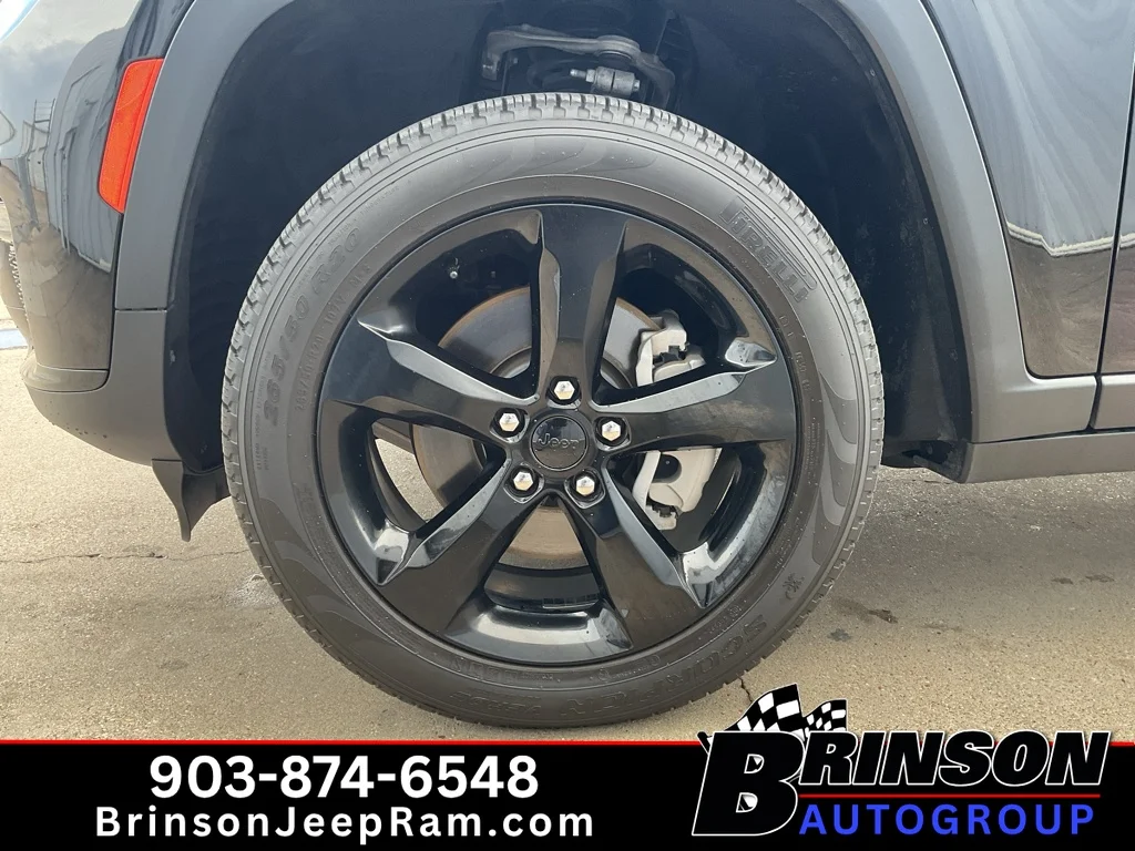 Used 2025 Diamond Black Crystal Pearlcoat Jeep Limited image 16