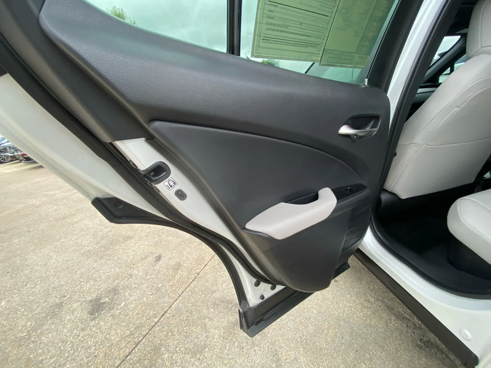 Used 2025  Lexus UX 300h image 21