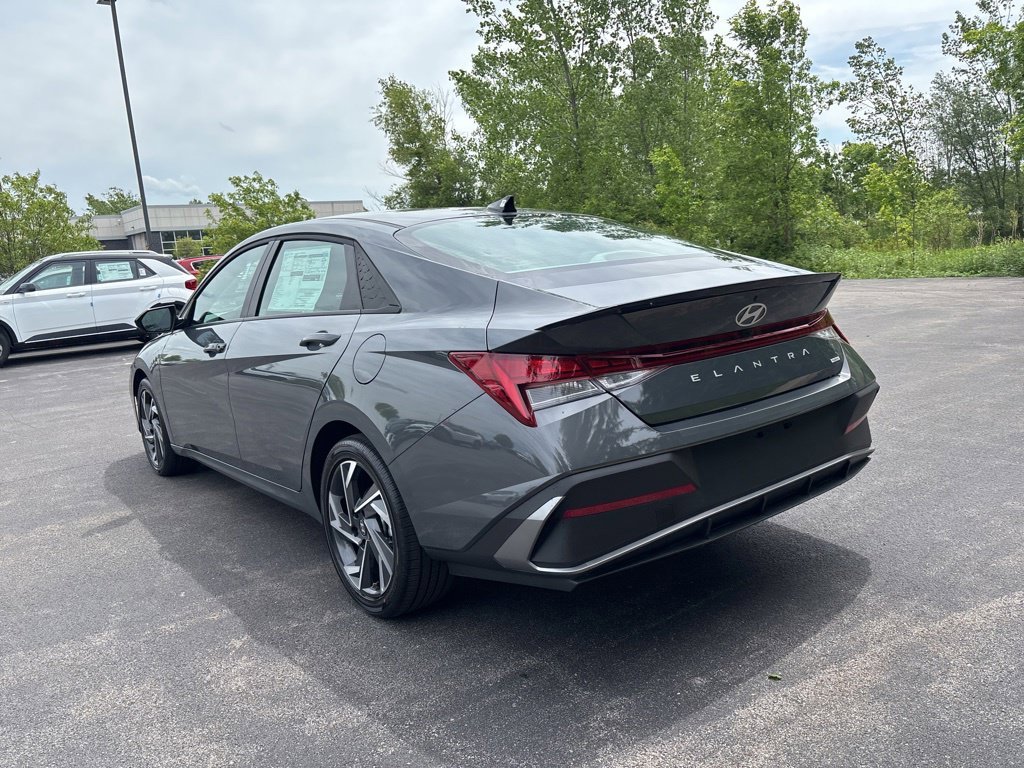 Used 2025 Gray Hyundai SEL Sport image 7