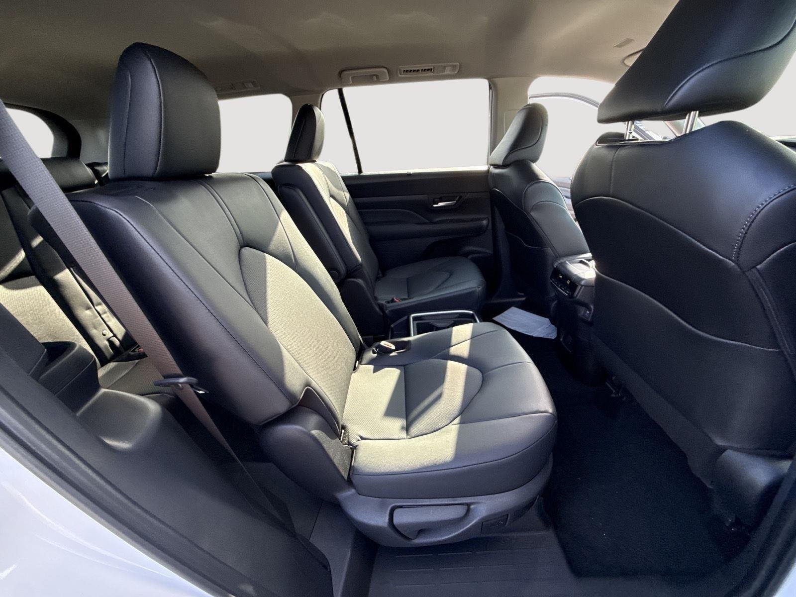 New 2026 Wind Chill Pearl <sup>1</sup> Toyota  XLE image 24