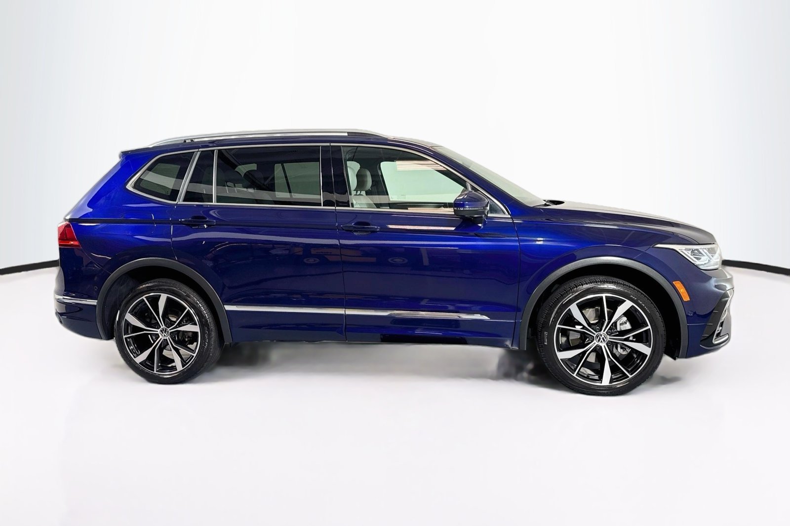 Used 2022 Atlantic Blue Metallic Volkswagen SEL R-Line image 4