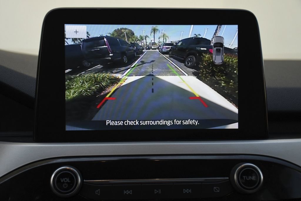 Used 2022 White Ford SE image 16