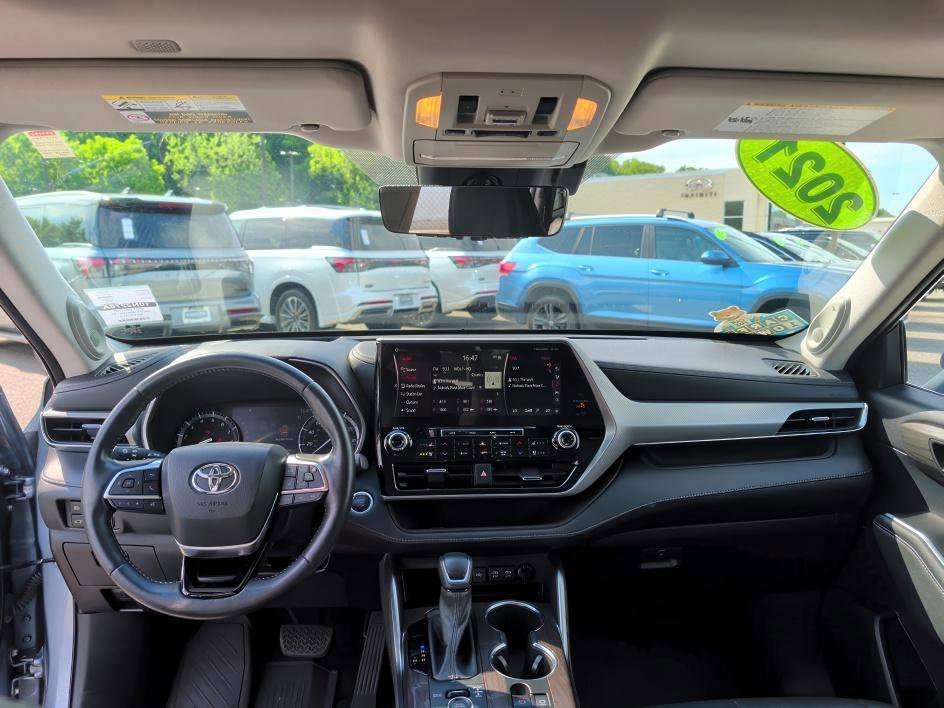 Used 2021 Moon Dust Toyota Platinum image 11