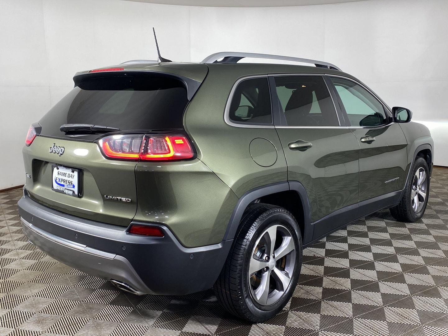 Used 2021 Olive Green Pearlcoat Jeep Limited image 6