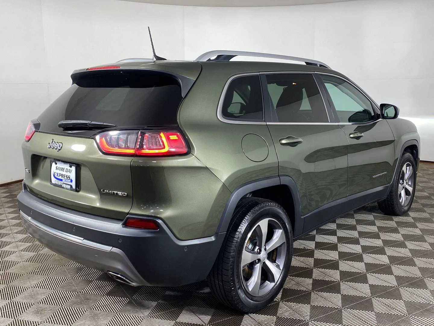 Used 2021 Olive Green Pearlcoat Jeep Limited image 6