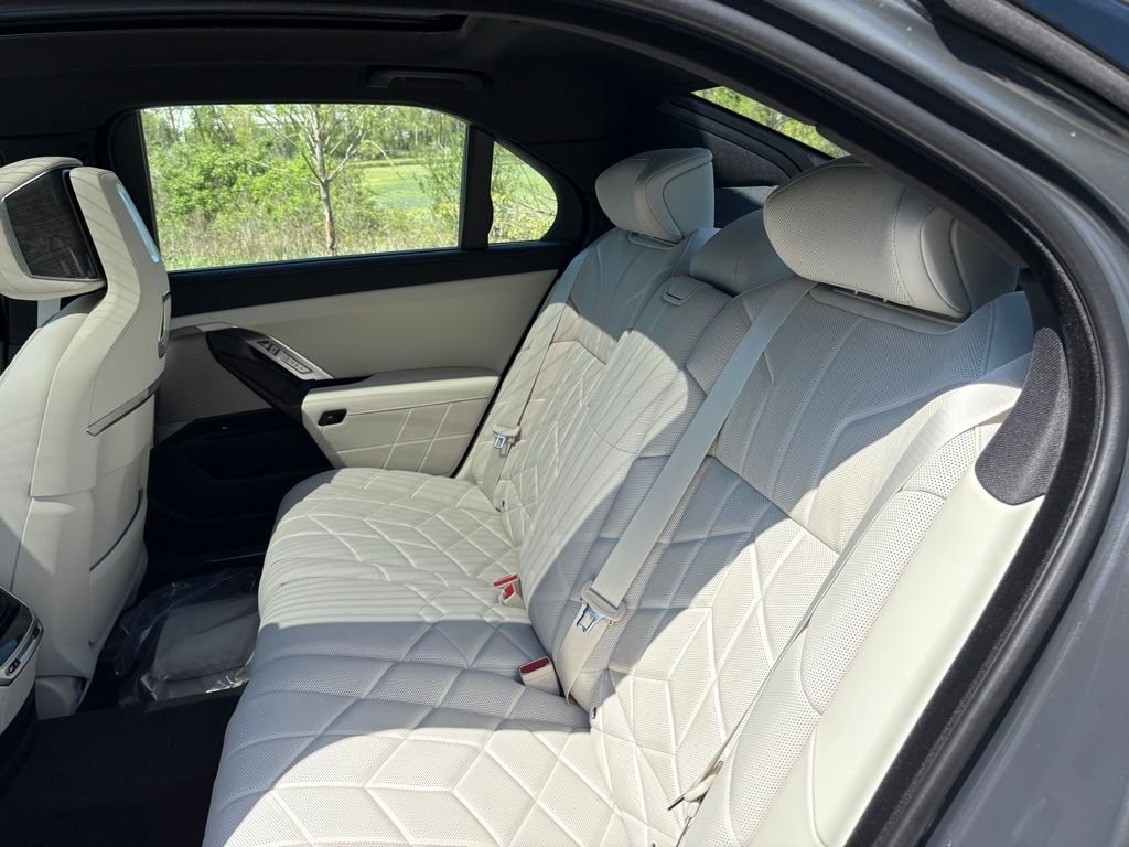 New 2025 Dravit Grey Metallic BMW 760i xDrive image 18