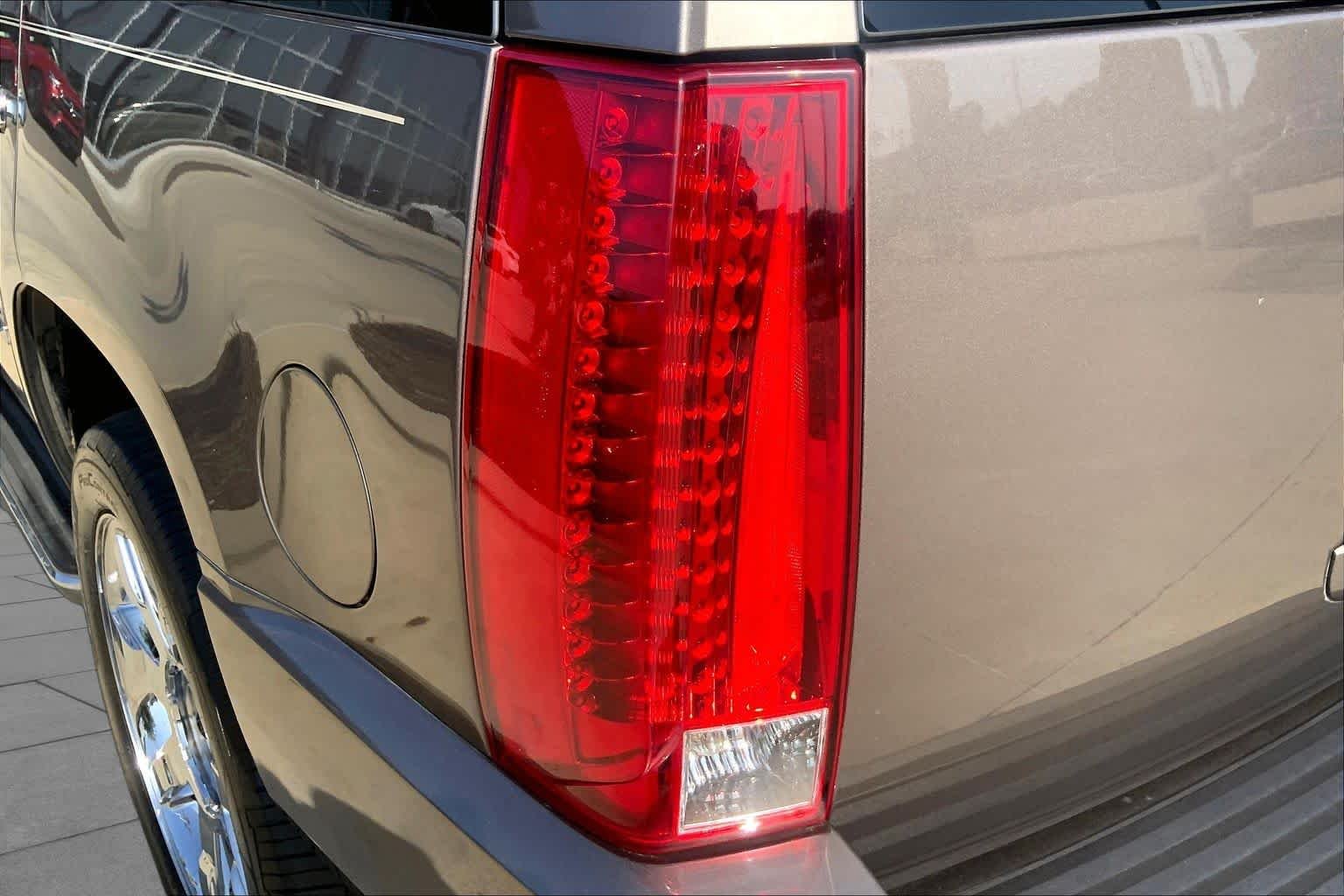 Used 2014 Mocha Steel Metallic Cadillac Luxury image 25