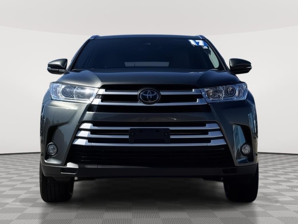 Used 2017 Toyota Highlander XLE with VIN 5TDJZRFH9HS444160 for sale in Kansas City