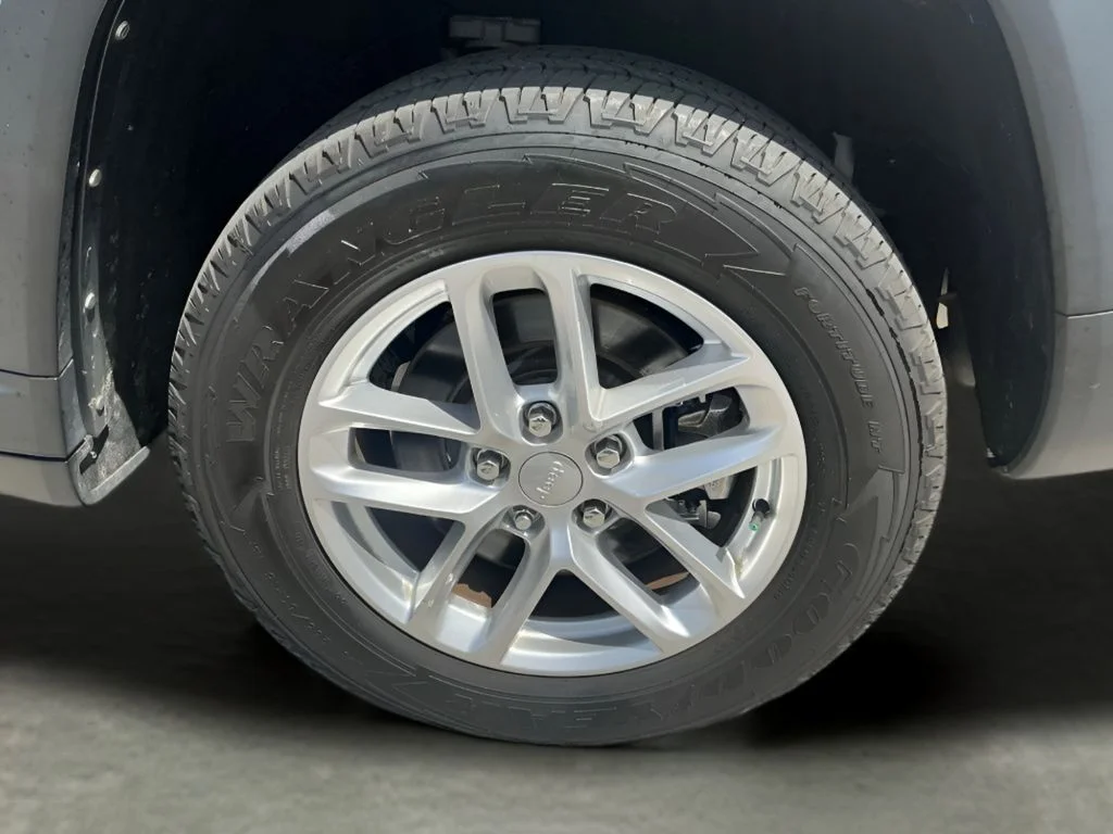 Used 2021 Silver Jeep Laredo image 36