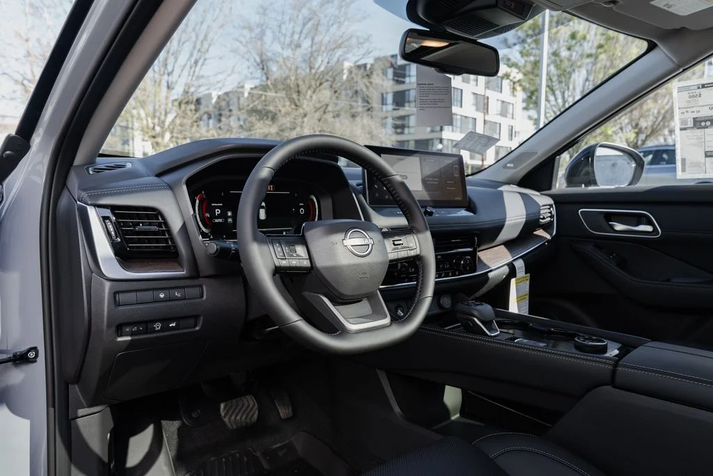 New 2026 Boulder Gray Pearl / Super Black Two-tone Nissan Platinum image 23
