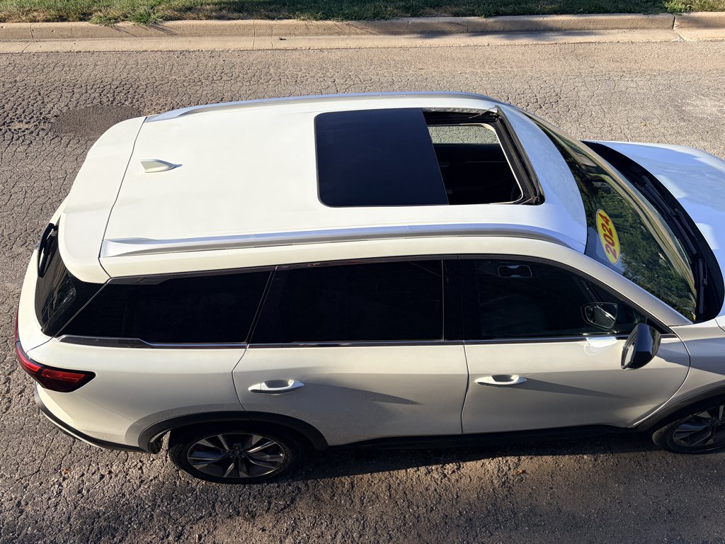 Used 2024 Majestic White INFINITI LUXE image 9