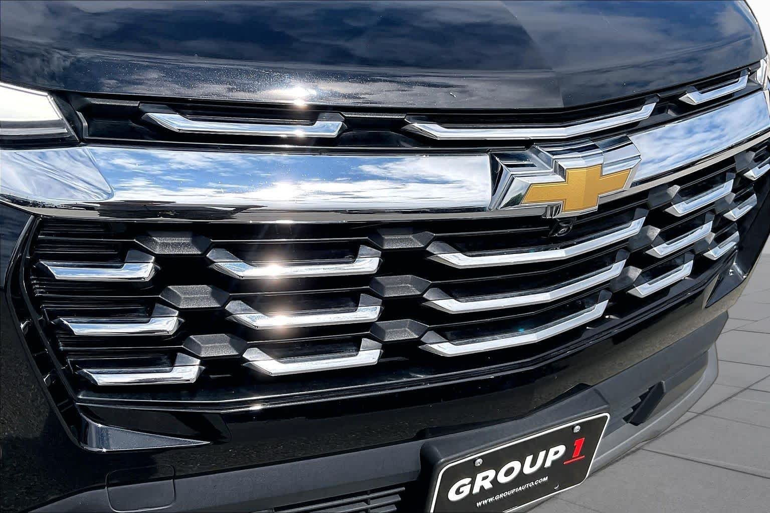 Used 2025 Mosaic Black Metallic Chevrolet FWD LT image 29