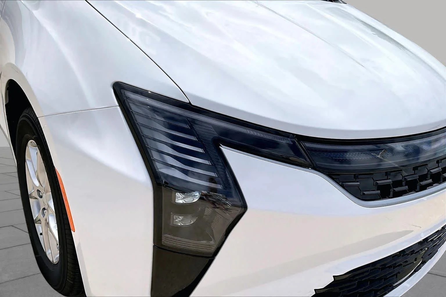 New 2027 Bright White Clear-Coat Exterior Paint Chrysler Select image 14
