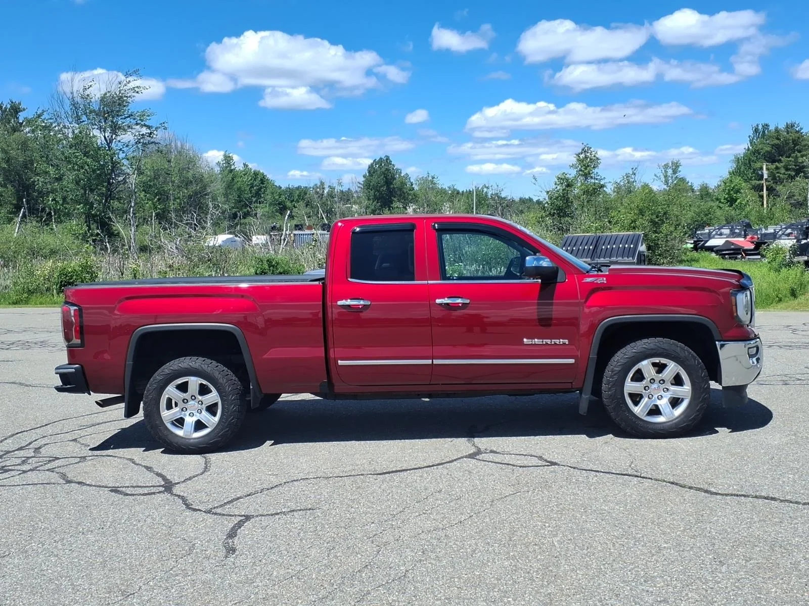 Used 2018 Quartz GMC SLT image 4