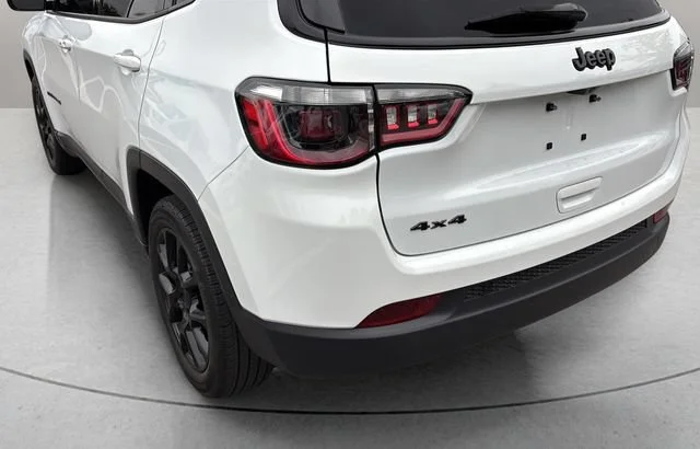 Used 2023  Jeep Altitude image 33