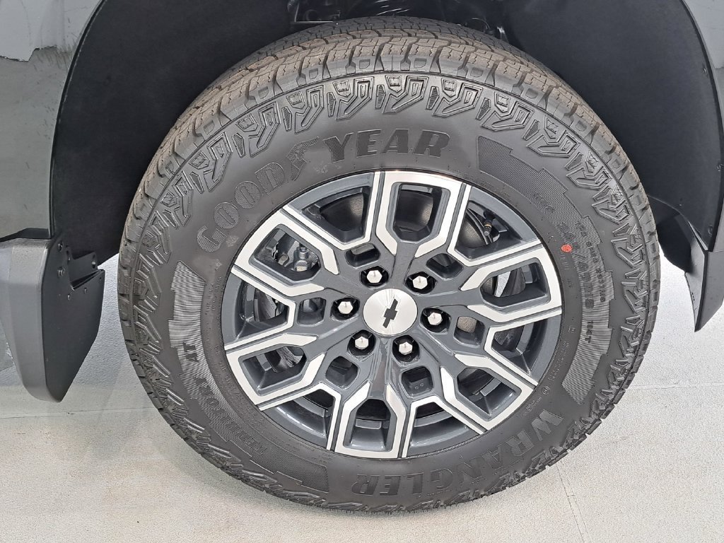 2026 Chevrolet Colorado Z71 Crew Cab Pickup Slide 15