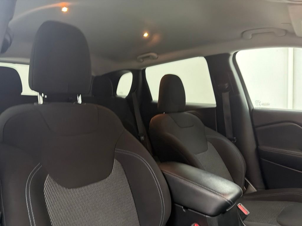 Used 2020 White Jeep Latitude image 29