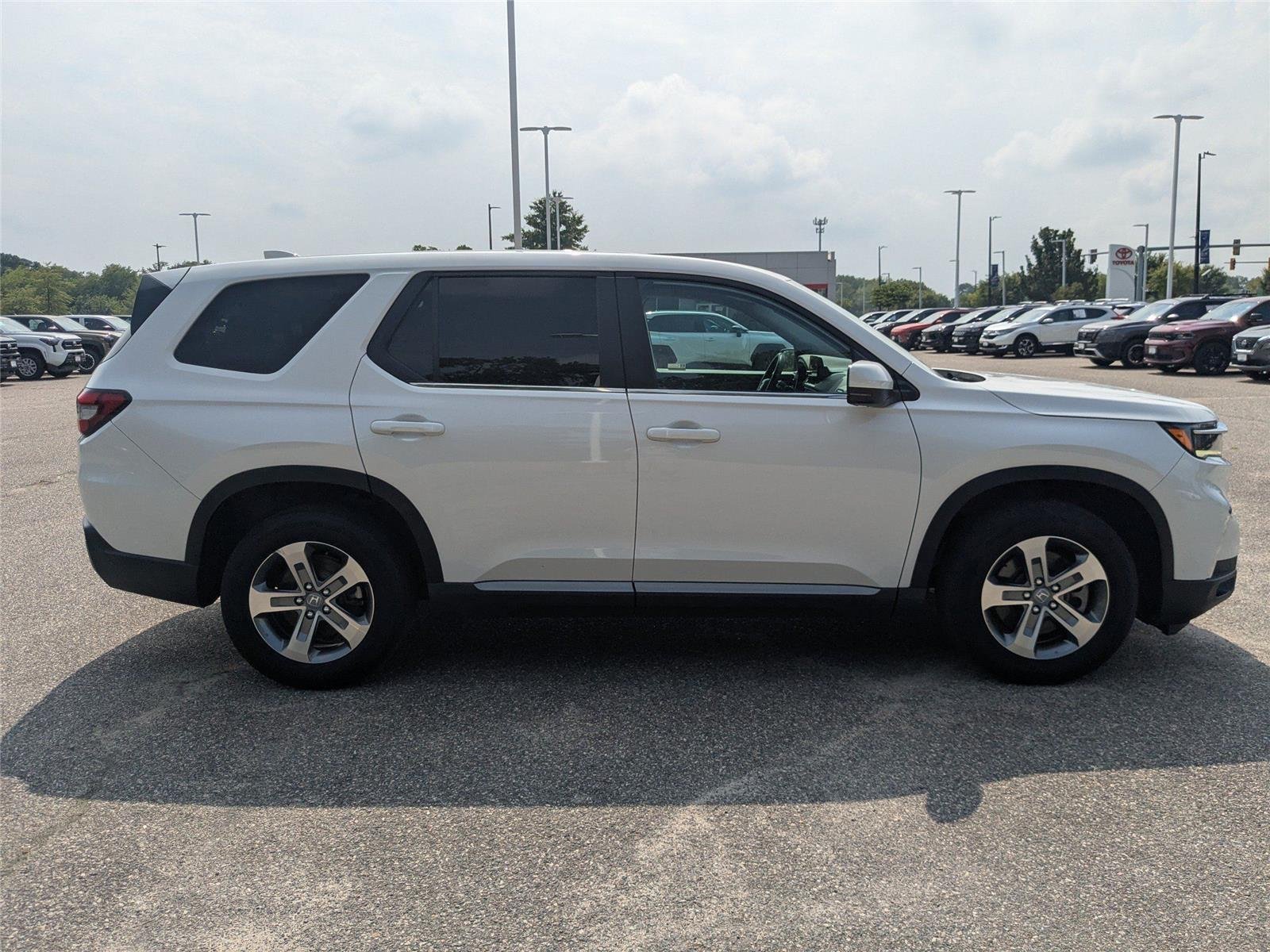 Used 2023 Platinum White Pearl Honda EX-L 7 Passenger image 3