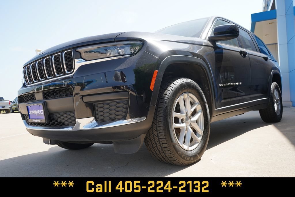 Used 2023  Jeep Laredo image 4