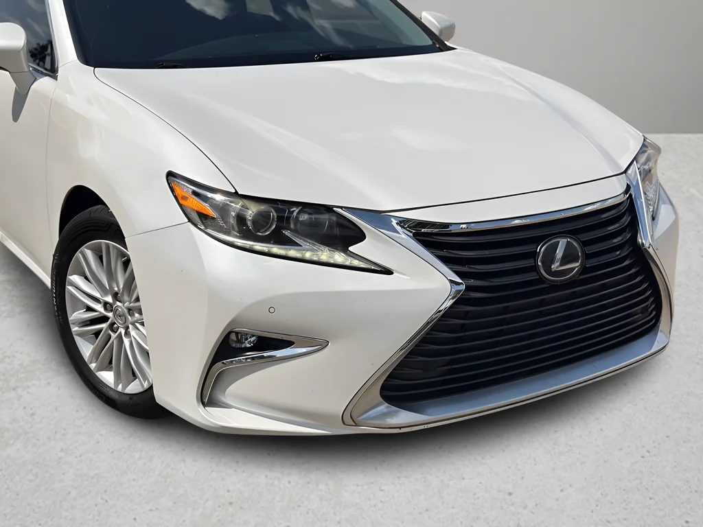 Used 2017 White Lexus 350 image 25