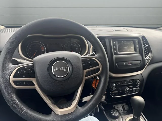 Used 2018 Silver Jeep Latitude image 10