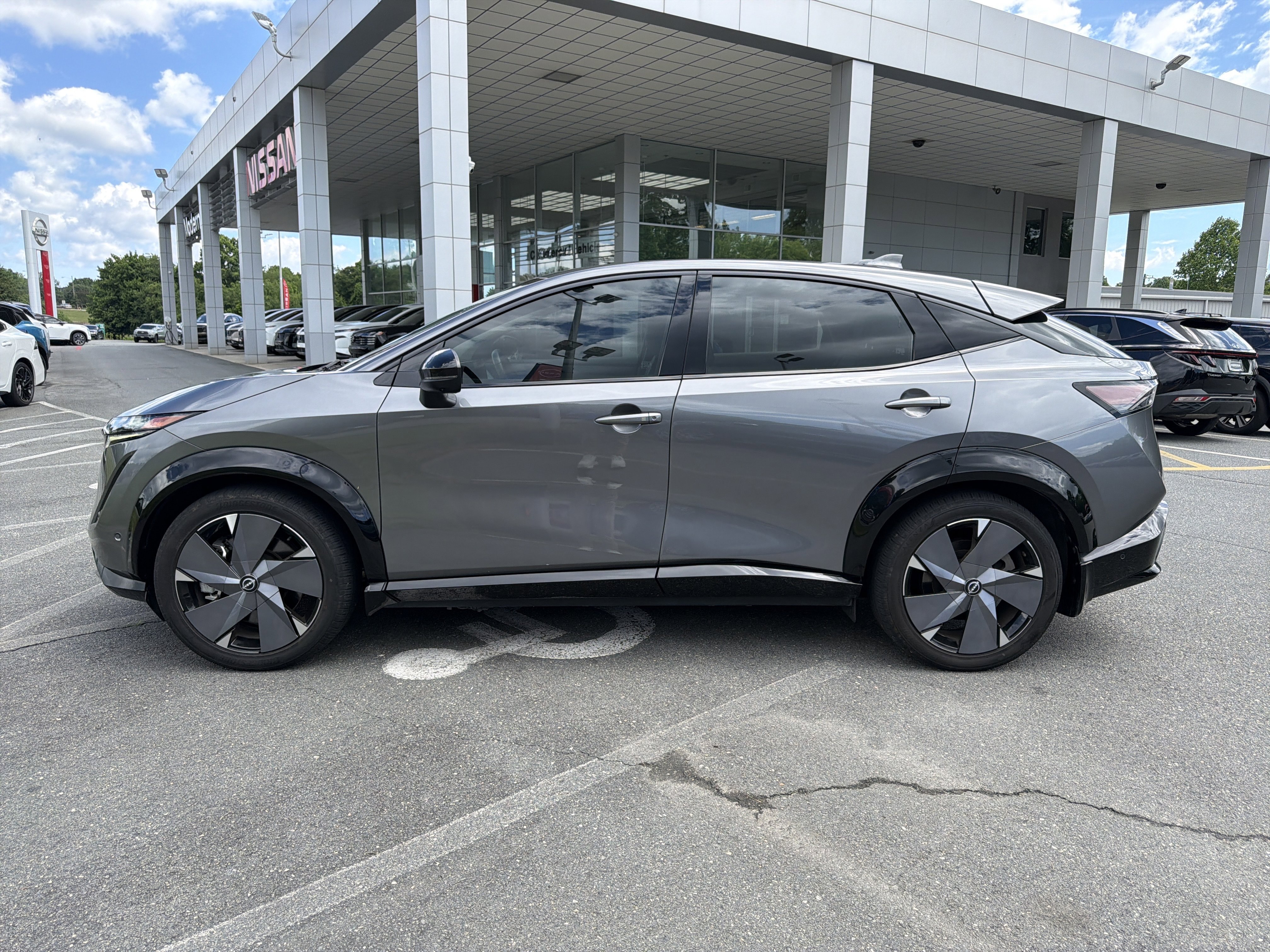 Used 2023  Nissan  image 2