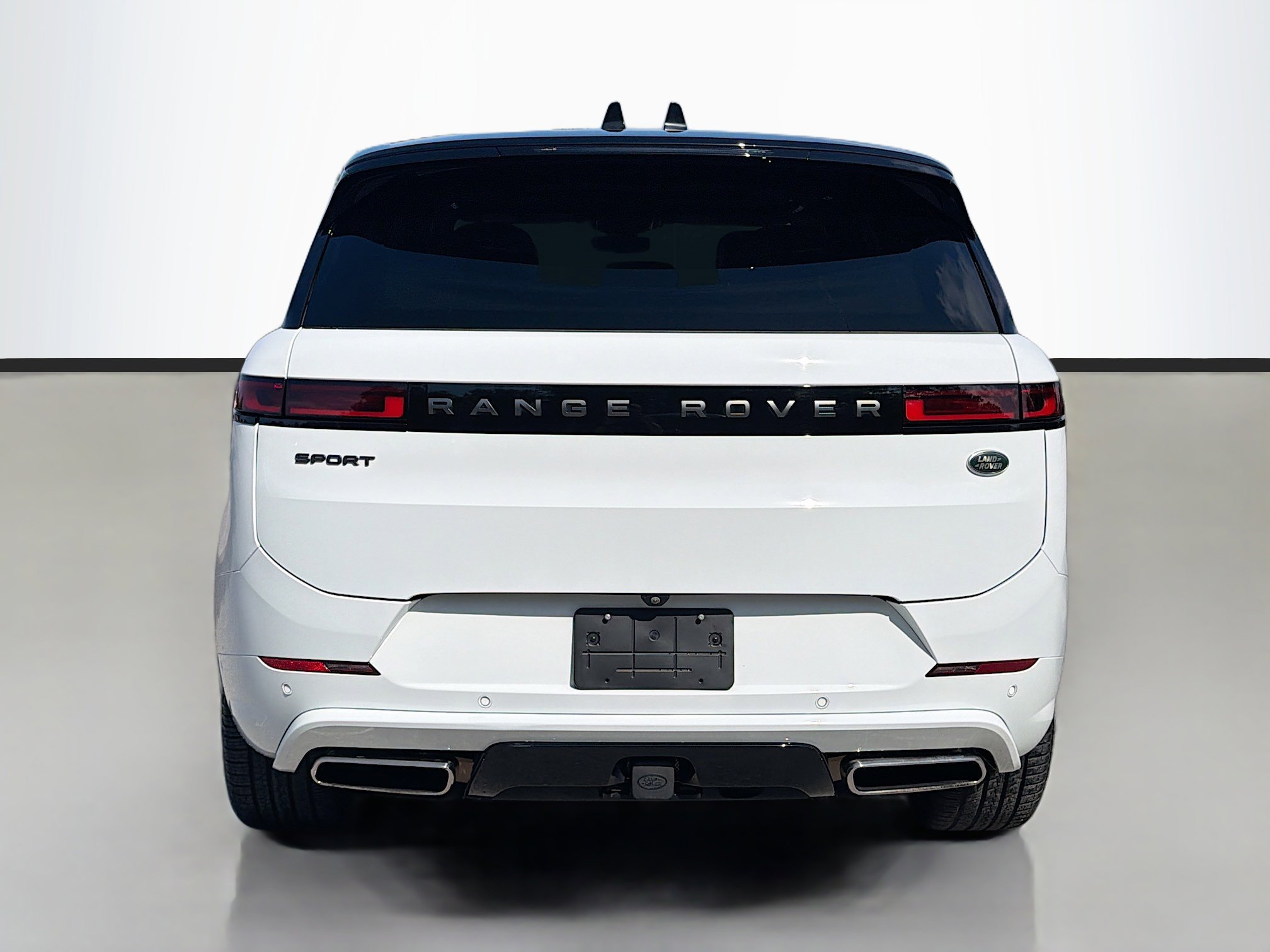Used 2023 Fuji White Land Rover SE Dynamic image 4