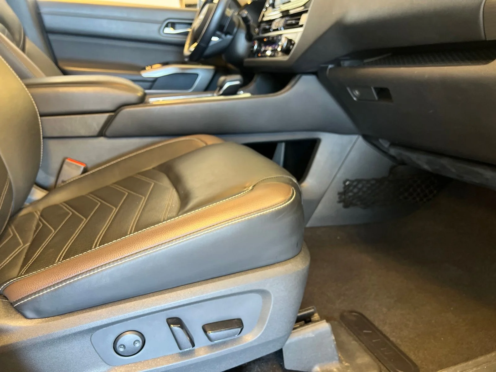 Used 2023 White Nissan Platinum image 33