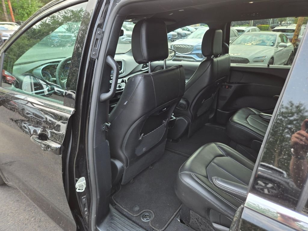 Used 2025 Diamond Black Crystal Pearlcoat Chrysler Select image 15