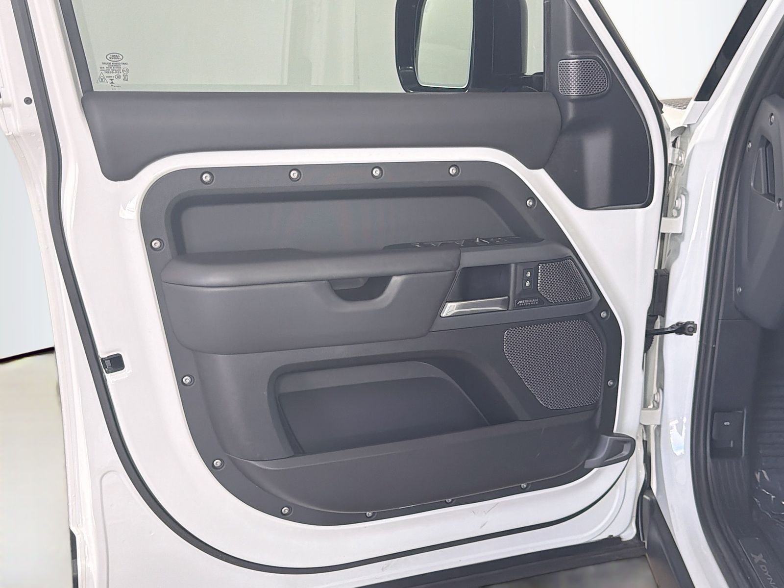 Used 2024 Fuji White Land Rover X-Dynamic SE image 21