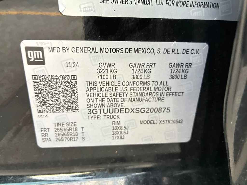 Used 2025 Black GMC SLT image 30