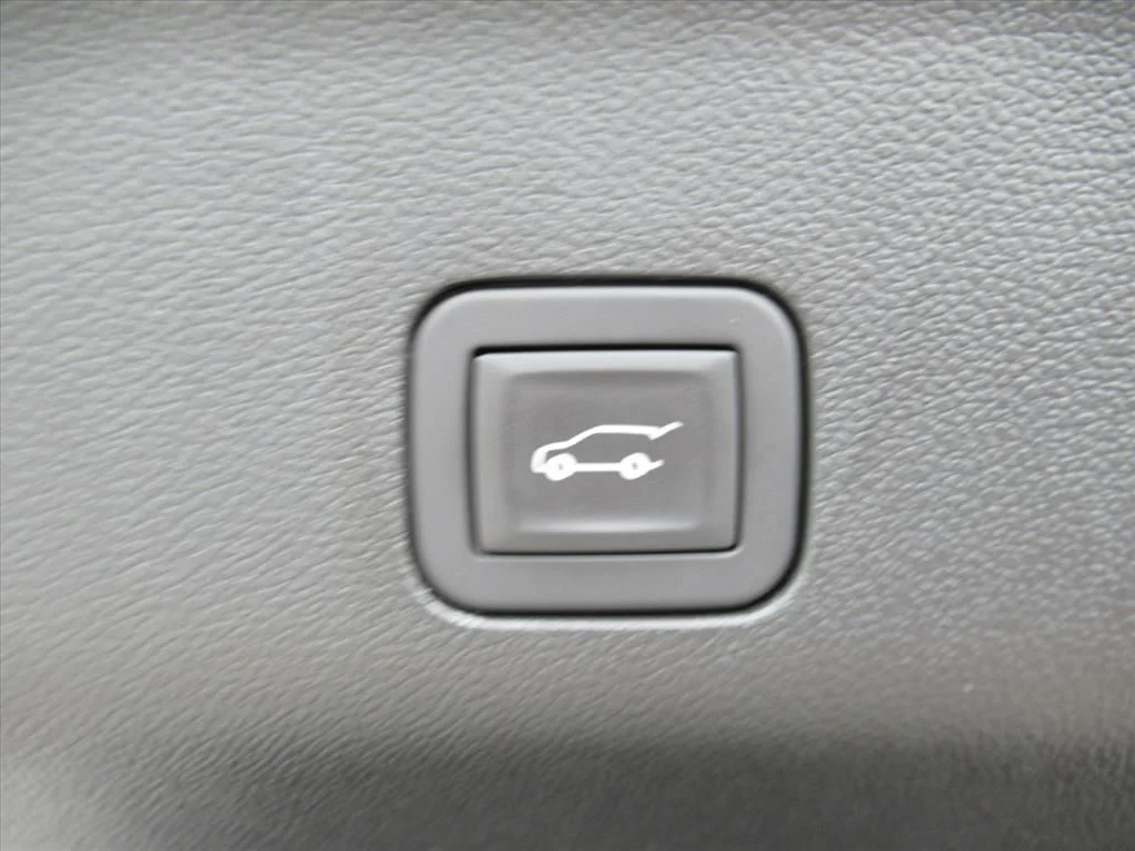 Used 2025 Silver Cadillac Premium Luxury image 39